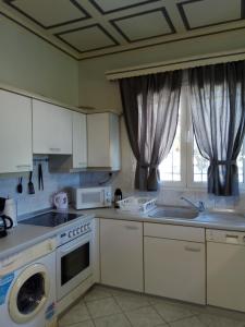 A kitchen or kitchenette at Monte Caputo Holiday House