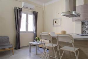 cocina y comedor con mesa y sillas en city apartment, en Ermoupoli