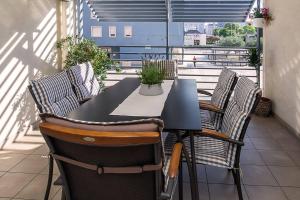 czarny stół i krzesła na balkonie w obiekcie Apartment Bucka w Splicie
