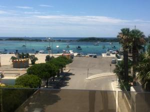 vistas a un puerto con barcos en el agua en B&B Bella Costa - lungomare Porto Cesareo, en Porto Cesareo
