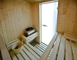コシチェリスコにあるApartament Argento Zakopane Kościelisko APARTZAKOPの小さな部屋(木製の部屋)で、コンロが備わります。