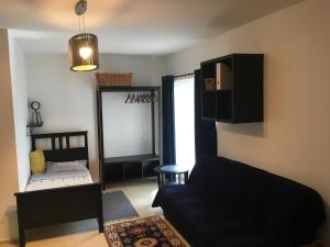 salon z kanapą i lustrem w obiekcie Pension Andante w Szpindlerowym Młynie