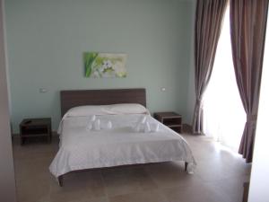 um quarto com uma cama com três almofadas em VILLA LAURO LUXURY B&B em Castellabate