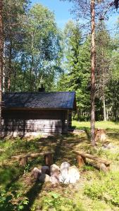 Aed väljaspool majutusasutust The Old Logging Camp