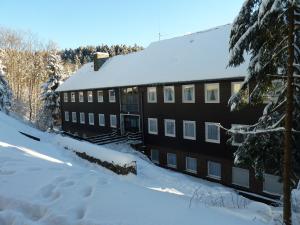 ザンクト・アンドレーアスベルクにあるFewo Waldblickの雪に覆われた建物