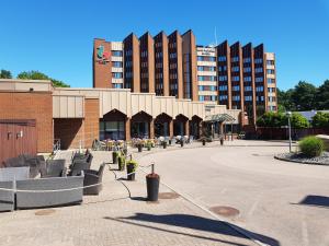 um edifício com muitas cadeiras num pátio em Good Morning + Helsingborg em Helsingborg