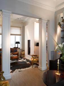 Bourgogne Suite Maastricht في ماستريخت: غرفة معيشة مع أريكة وطاولة