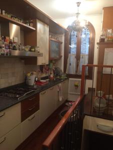 une cuisine avec une cuisinière et un comptoir dans l'établissement Gioiello di Venezia, Suite Calle del Forno, à Venise