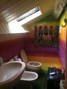 une salle de bains avec toilettes et lavabo dans l'établissement Gioiello di Venezia, Suite Calle del Forno, à Venise