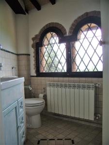 モンテスペルトリにあるB&B Il Poggettoのバスルーム(トイレ付)、窓2つが備わります。