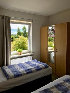 um quarto com uma cama e uma janela em Ferienhaus am Schaalsee em Zarrentin