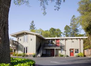 an exterior view of a building with a parking lot at The Cottages Hotel in Menlo Park