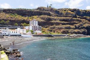 イコー・デ・ロス・ビノスにあるFinca La Gaviota - El Mangoの建物のあるビーチの景色