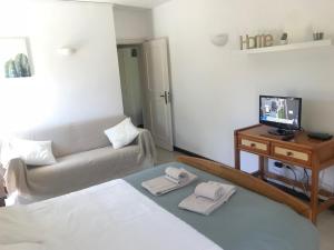 a living room with a couch and a television at Vilamoura Cosy Central Flat in Vilamoura