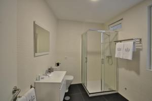 ポルトにあるCasa da Anaのバスルーム(シャワー、トイレ、シンク付)