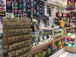 un magasin rempli de nombreux types de marchandises différents dans l'établissement Beach Fantasy Apartment Suites, à Old Orchard Beach