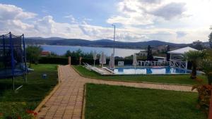 un complejo con piscina y vistas al lago en Safo Apartments and Rooms, en Sozopol