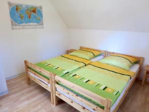 FrankenauにあるNatururlaub Frankenauのベッドルーム1室(ベッド2台付)