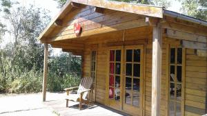 a small wooden shed with a bench in front of it at blokhut us Mem in Boazum