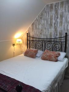 1 dormitorio con 2 almohadas en Casa Linden, en Valdivia