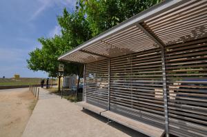 埃普拉特约布里加Airhostel Barcelona Airport 24h的一座用木板建造的建筑