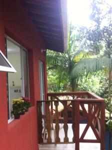 d'un balcon avec une table et une fenêtre. dans l'établissement Casa da Floresta, à Parati