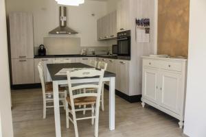 a kitchen with a table and chairs in it at L'arte è di casa in Mirano