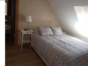 a bedroom with a bed and a table with a lamp at Apartamentos Los Corralejos in Fuengirola