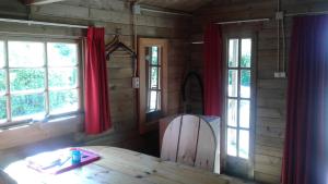 a room with a wooden table and two windows at blokhut us Mem in Boazum