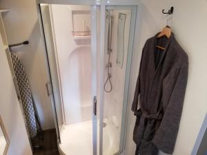 ducha a ras de suelo con cabina de ducha acristalada en Marmotte, en Gérardmer