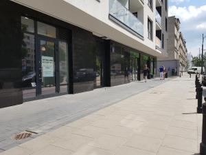 een lege stoep voor een gebouw bij City Apartments Centrum in Warschau