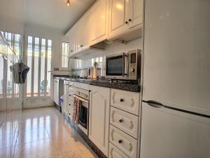 A kitchen or kitchenette at San Pedro del Pinatar House - 5409