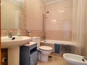 A bathroom at San Pedro del Pinatar House - 5409