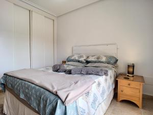 A bed or beds in a room at San Pedro del Pinatar House - 5409