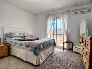 A bed or beds in a room at San Pedro del Pinatar House - 5409