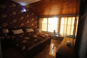 Voodi või voodid majutusasutuse Isra Hotel toas
