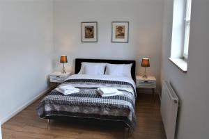 Łóżko lub łóżka w pokoju w obiekcie Apartamenty Jantar