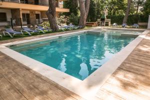 una piscina de agua azul en un patio en RVHotels Apartamentos Benelux, en Platja d'Aro