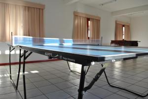 a ping pong table in a room with at Residencial Sol e Mar de Floripa in Florianópolis