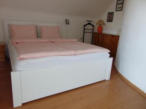 Łóżko lub łóżka w pokoju w obiekcie CSEVI Apartmanház