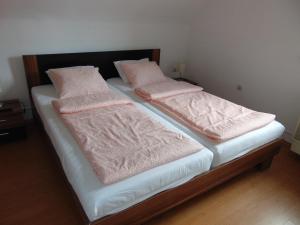Łóżko lub łóżka w pokoju w obiekcie CSEVI Apartmanház