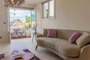 uma sala de estar com um sofá e uma mesa em House General Torres em Vila Nova de Gaia