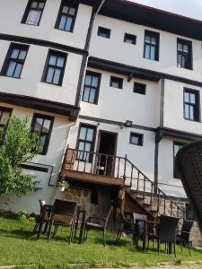 a building with tables and chairs in front of it at Kadıoğlu Konağı in Kastamonu