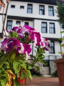 a bouquet of purple flowers in front of a building at Kadıoğlu Konağı in Kastamonu
