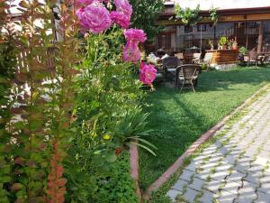 Un jardín fuera de Kadıoğlu Konağı