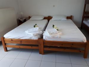 two beds sitting next to each other in a room at Pantelatos Studios in Sami