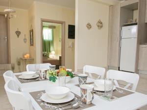 A kitchen or kitchenette at Villa Elaia Mare