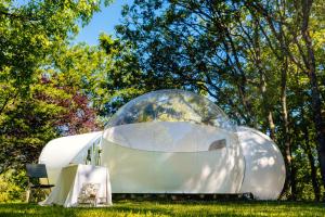 a dome tent sitting on top of a grass field at Somn'en bulle in Najac