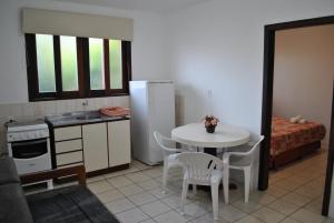 A kitchen or kitchenette at Residencial Sol e Mar de Floripa