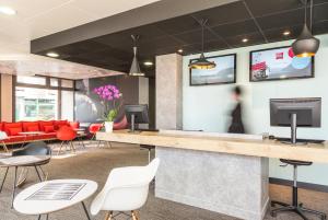 TV a/nebo společenská místnost v ubytování ibis Thonon Centre